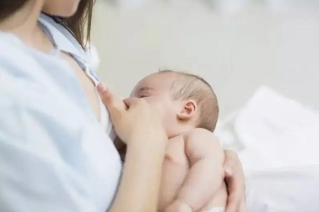 乳头被宝宝吸裂了怎么办还能继续喂奶吗