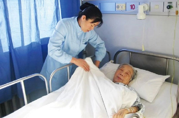 请个老人护工需要考察哪些方面（如何正确选择照顾老人的护工）